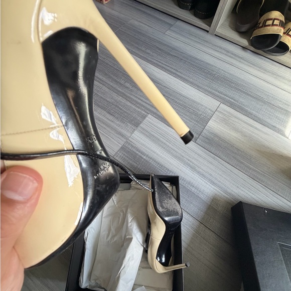 Saint Laurent Cream Patent Leather Pointed-Toe Slingbacks with Black Trim - Picture 6 of 8